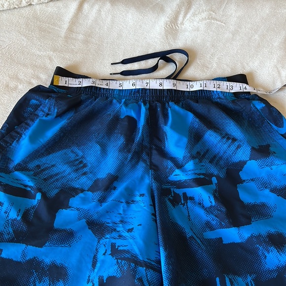 Under Armour Swim Trunks Size Large - Picture 6 of 12